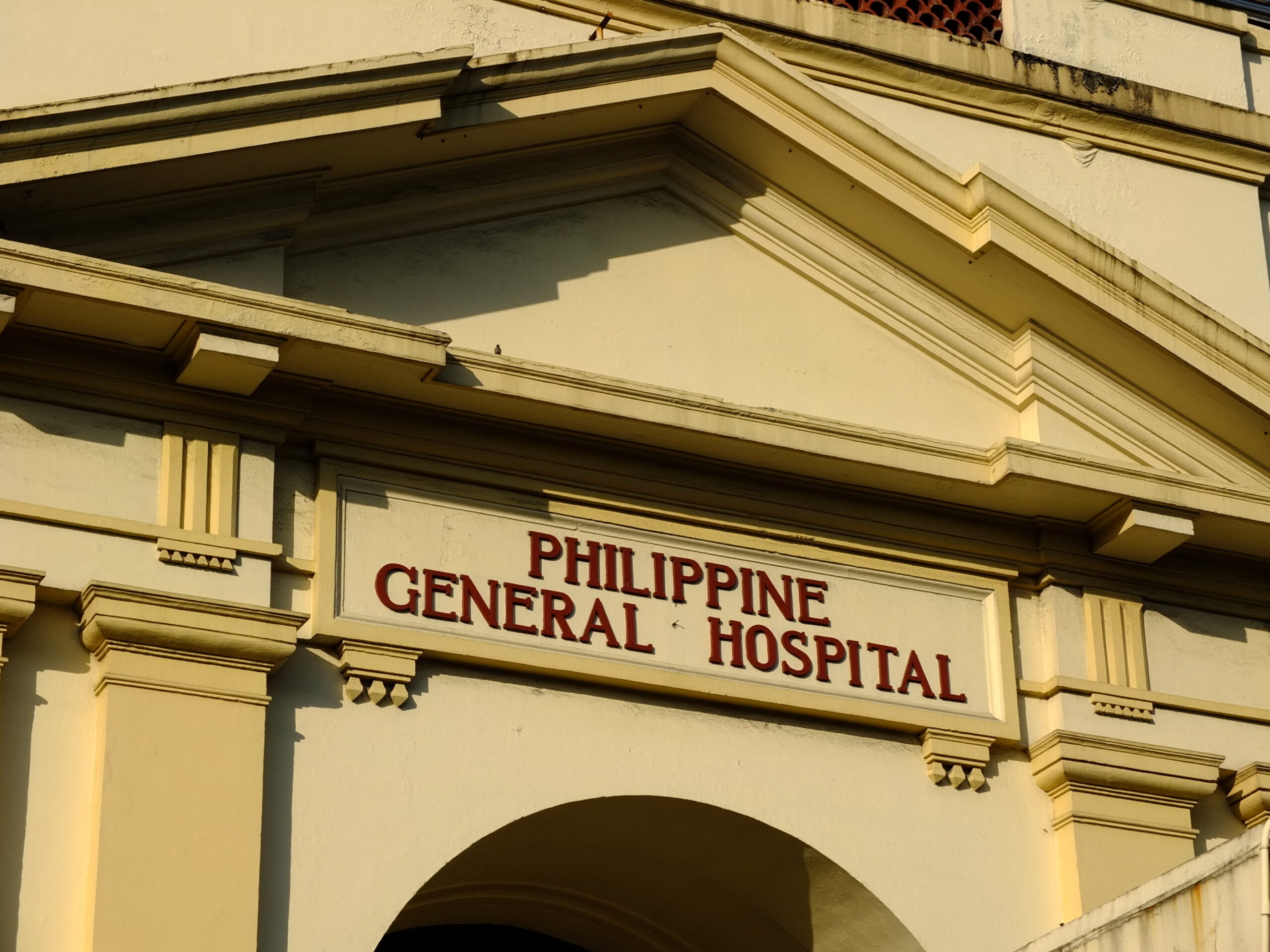 Halos 400 staff ng PGH, positibo sa COVID; Outpatient Department nito, isinara muna